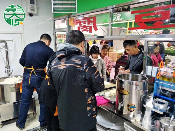 彭大順現磨豆腐坊開業銷售火爆現場