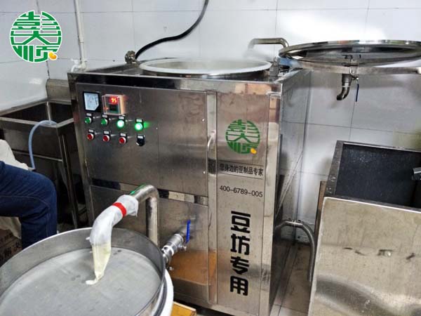 彭大順現磨豆腐坊透明化生產，現做現賣