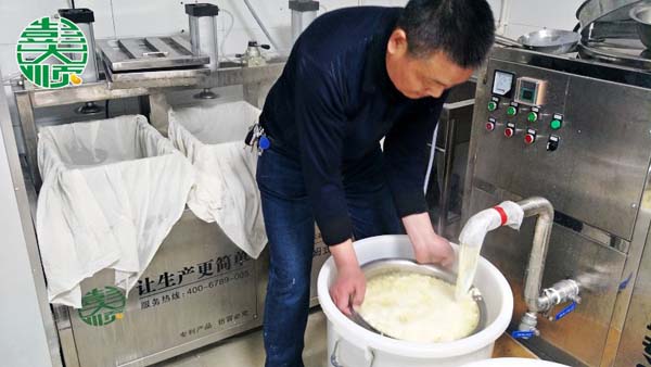 彭大順現磨豆腐坊透明化生產，現做現賣